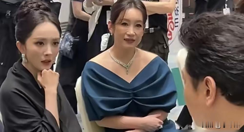 6月26日白玉兰奖后台，杨幂死死盯着一个中年男人的头顶，脱口而出一句话，旁边的秦