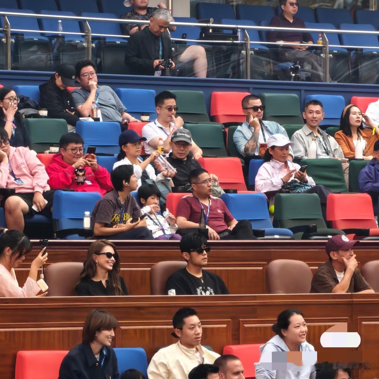 他前面是张之臻媳妇，旁边是杜哥！
从后面看假发还是很明显的……
粉色衣服的女的是