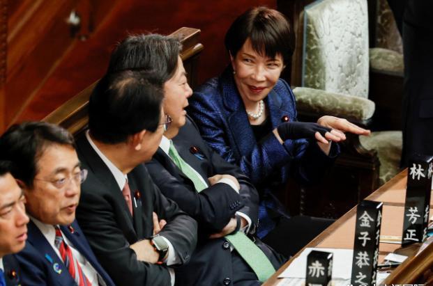 刷到此页的朋友，看看日本政府内阁开会时与会人员面前摆的桌签，这个桌签的设计怎么给