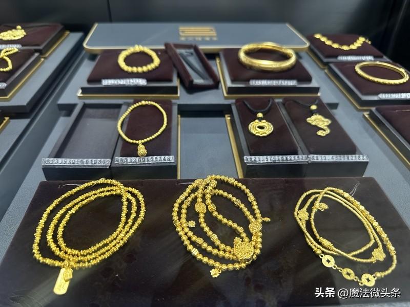 最近油价涨得厉害，金价却下跌，这背后的原因还挺复杂。2026年美伊冲突让霍尔木兹