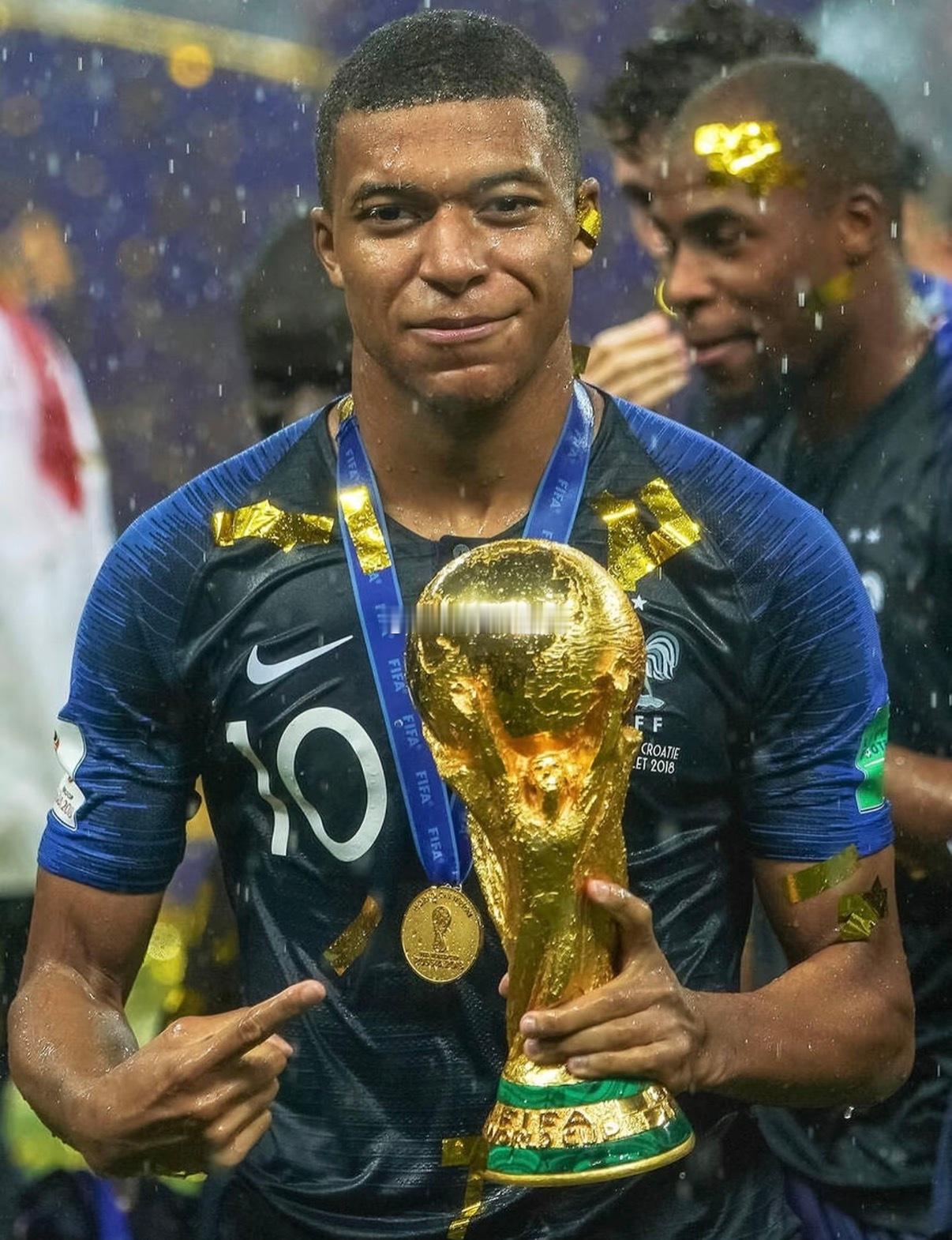 姆总在进攻上有一个特别好的习惯他几乎不会去抢中后卫的身前，基本都是绕后点。这样一