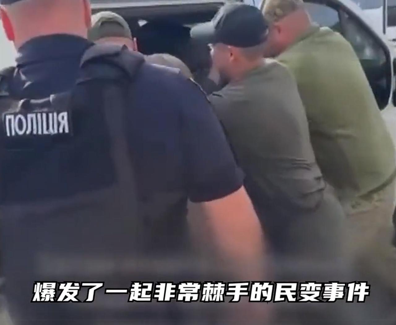 7月8日傍晚，乌克兰利沃夫市西希夫区，征兵通知小组在红莓大道上拦下一名1996年