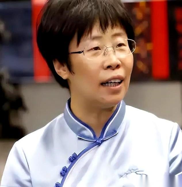 一夜之间，那个在诗词大会上温温柔柔的蒙曼，就快被口水淹死了。
就因为在直播里，把