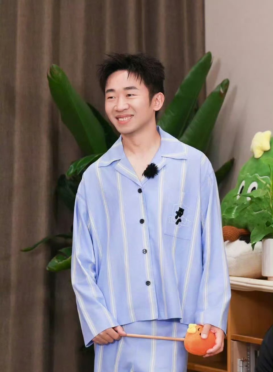 杨迪骑马是花了钱吗你好星期六 我真的要被杨迪笑死！别人骑马那是气宇轩昂，在马背上