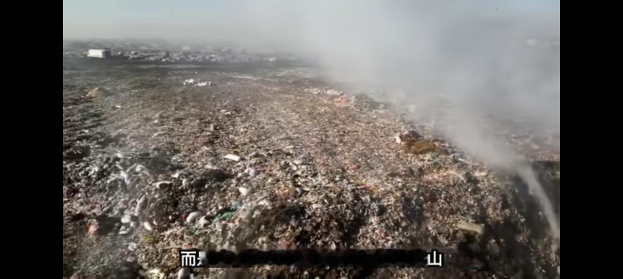 印度3000座垃圾山，眼看就要七月流火。
一旦爆了，
成千上万吨甲烷等有毒气体，