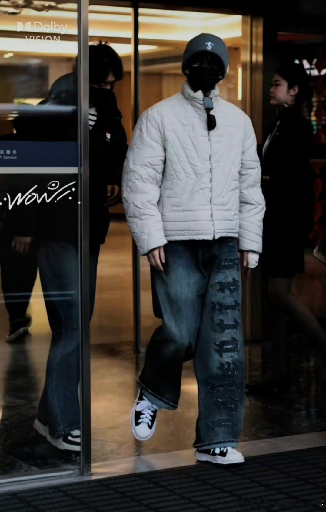 杨洋居然回横店了，不是请假了五天么 