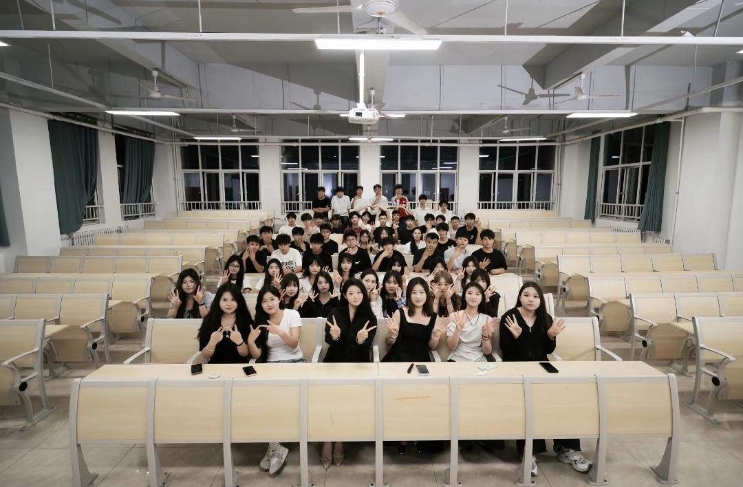 你家宝宝大学开学要花多少钱？今年二公主高考完成又准备读大学了，接下来两个女儿一个