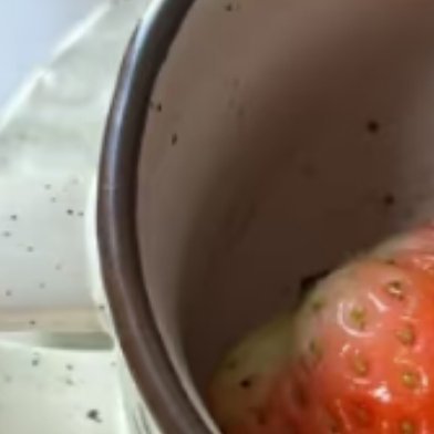 草莓酸奶🍓丨自制分享✨材料准备：- 草莓🍓×8颗（3颗捣碎+1颗点缀+4颗奶