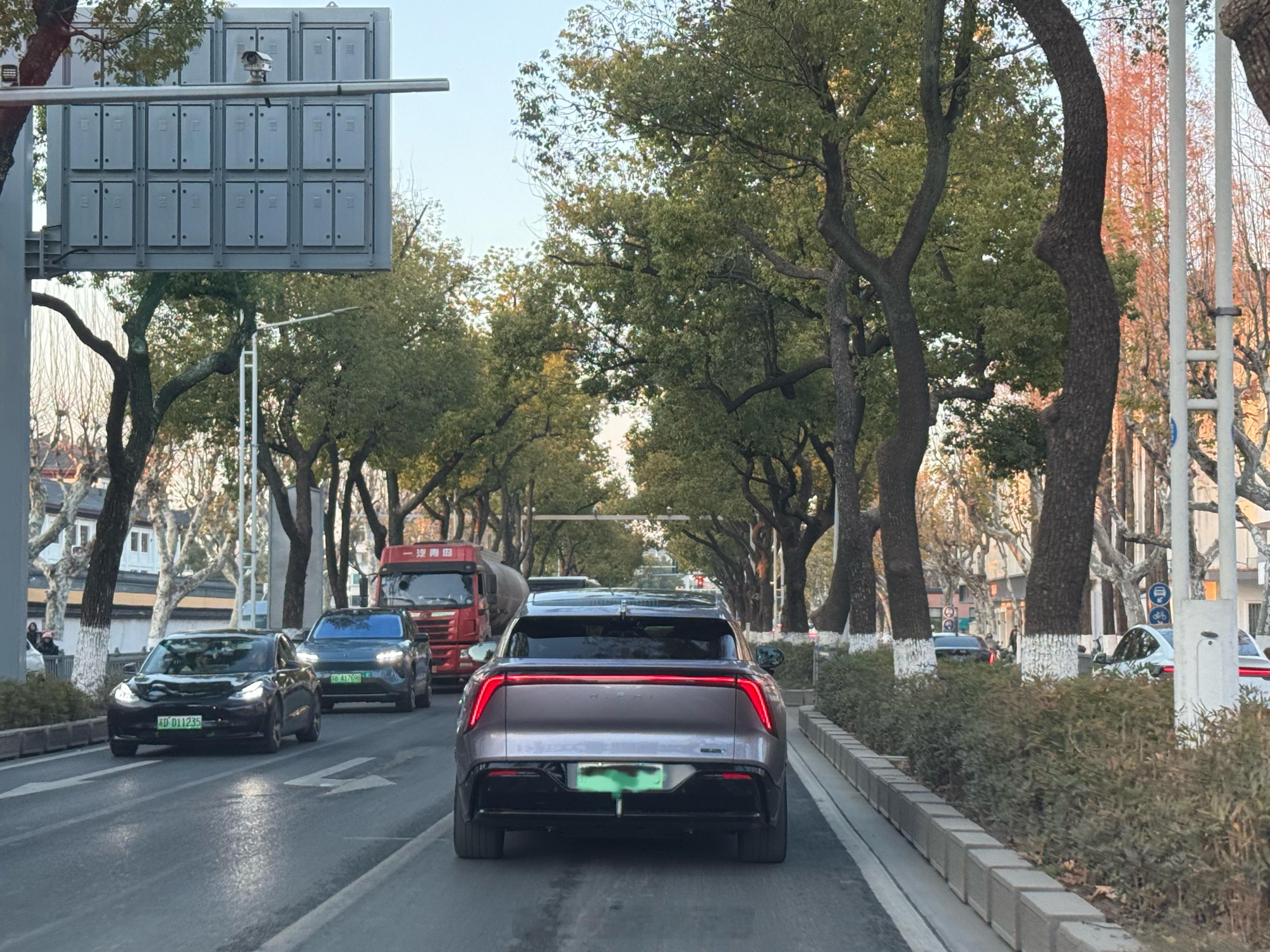 没想到还能看到一辆高合。308_IO新能源汽车