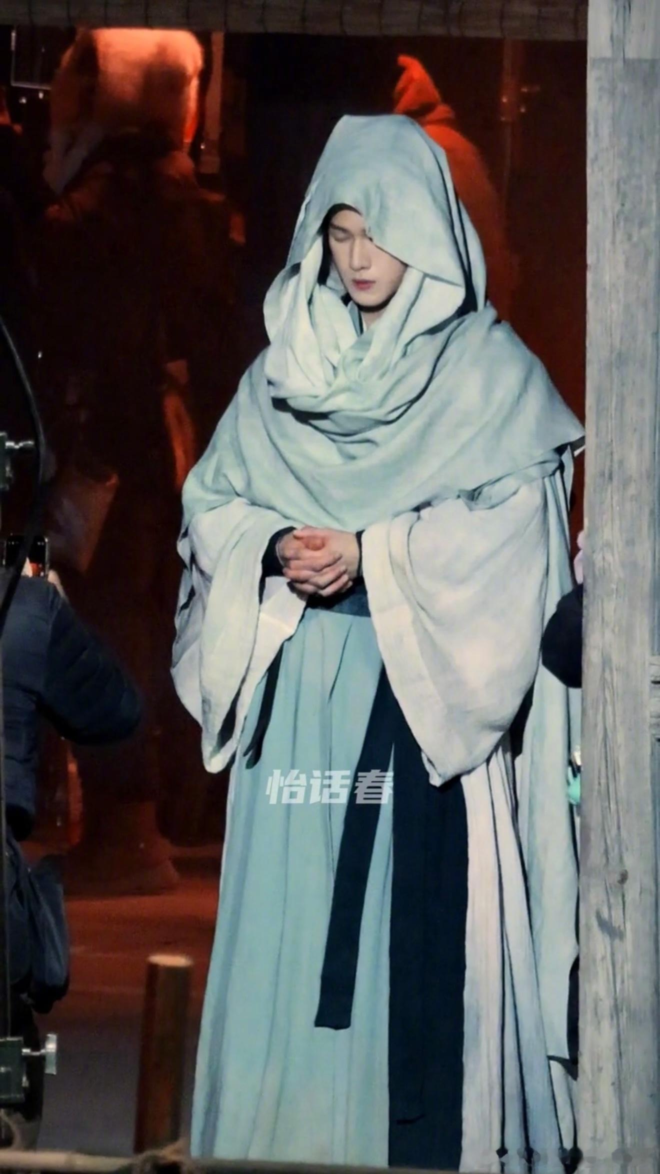 李昀锐冰湖重生兜帽斗篷路透  我天！李昀锐《冰湖重生》兜帽斗篷路透好有神性啊！李