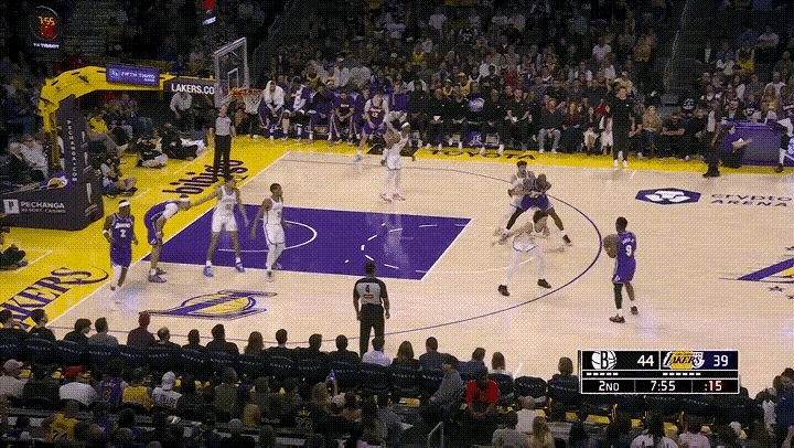 湖人第二节的1个三分球，怎么看都平平无奇，却被称为关键，还迅速登上热搜，难道是因