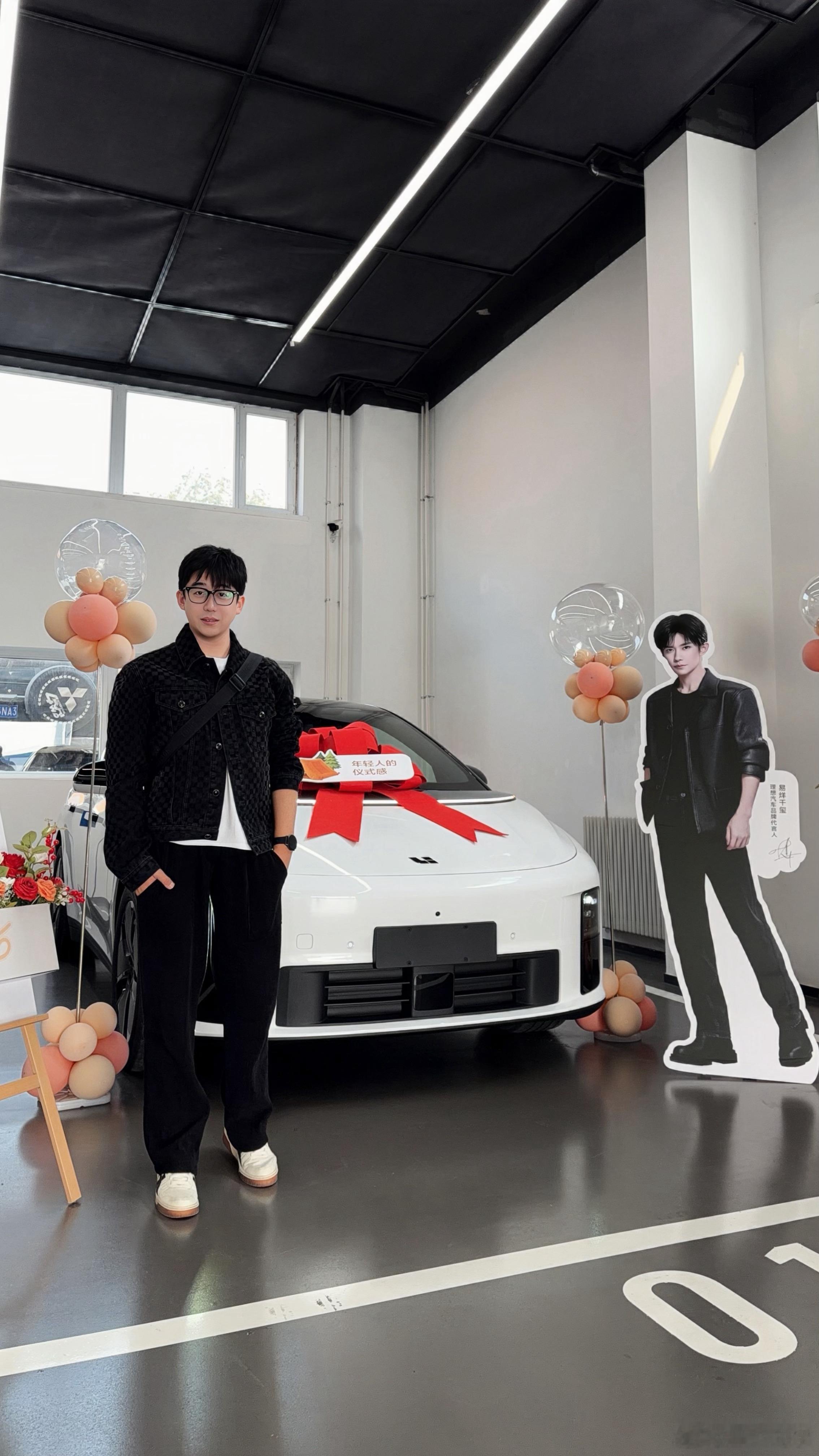 喜提第三辆理想，理想i6（注意，右侧是理想代言人易烊千玺）送的冰箱贴，我巨爱[举