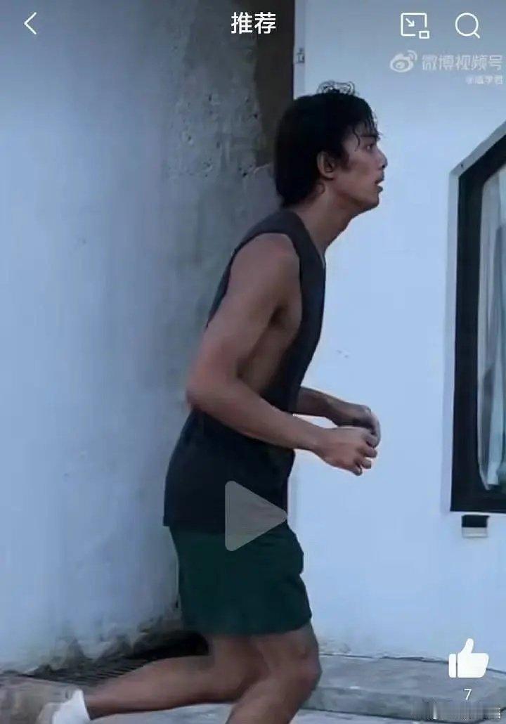 吴磊这是在拍什么戏？晒得这么黑 ​​​