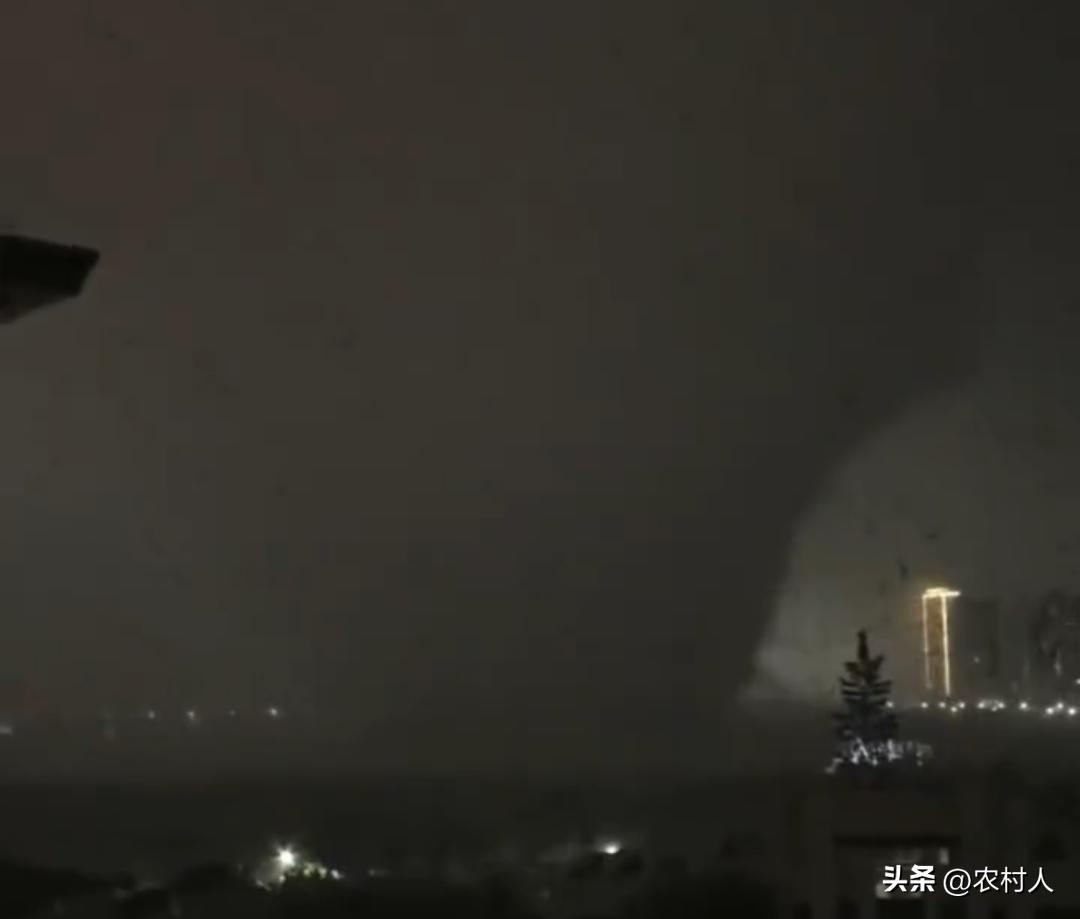 湖北黄冈遭遇强对流天气，男子在家被大风从12楼吸出。掉进绿化带，大风将整栋楼都掏