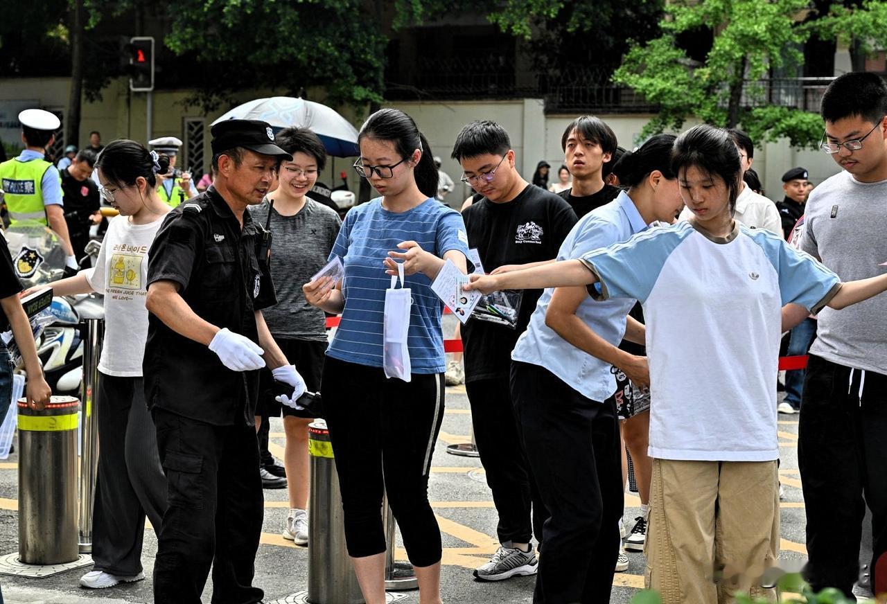 大连中考时间表出来了！

再过三天，也就是 6 月 21 日，大连开始中考喽！