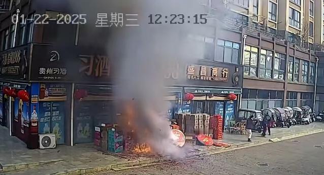 “丢人丢到人民日报了！”河南，一楼正在卖鞭炮，三楼的大哥却在阳台抽烟！万万没想到