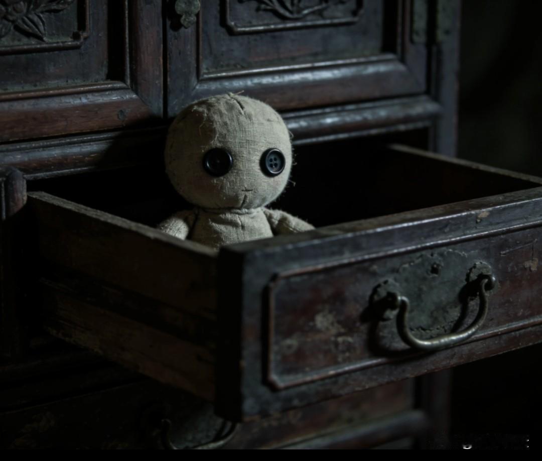 衣柜里的布娃娃
（原创·老房诡事）
 
我回老家帮爷爷收拾老房，屋里立着太奶奶传