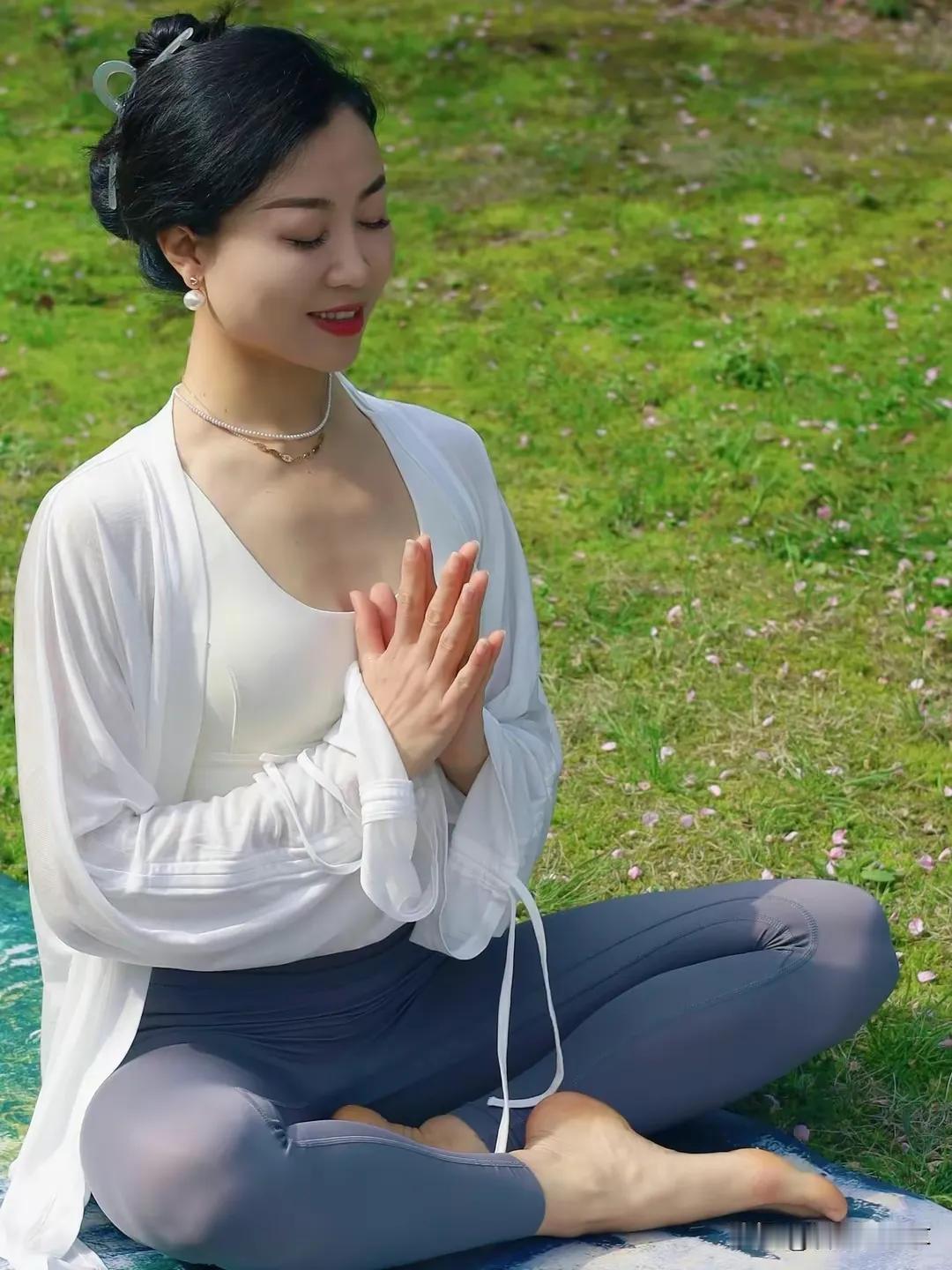 阳光，优雅的瑜伽女人，户外瑜伽，美若天仙
