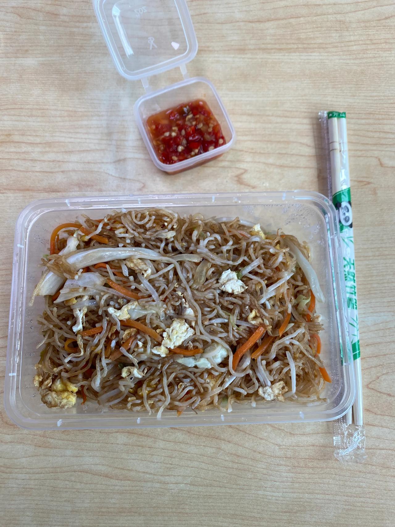 下夜班，
等着做接台手术，
因为答应了门诊产检的孕妈。
这份饭20块钱，
算了算
