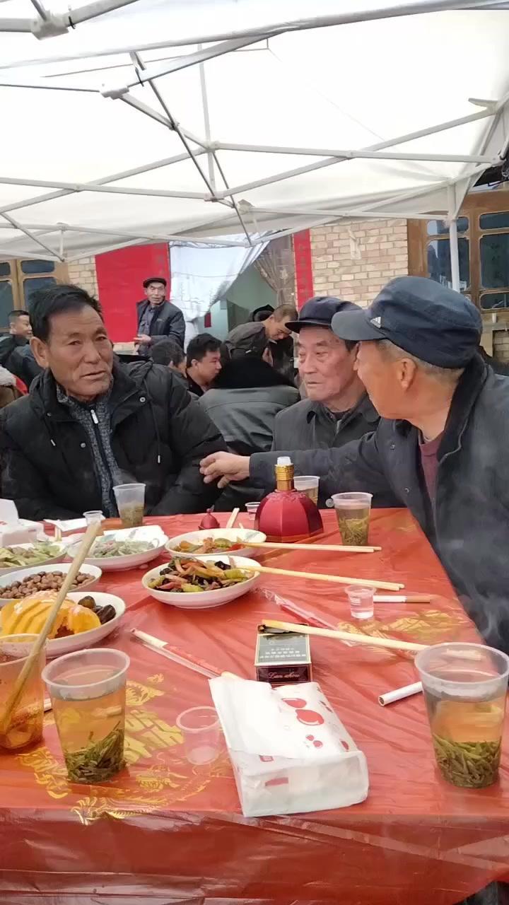 🏮西北农村酒席烟火气太治愈了！一桌子热热闹闹的菜，满院的欢声笑语，这才是西北酒