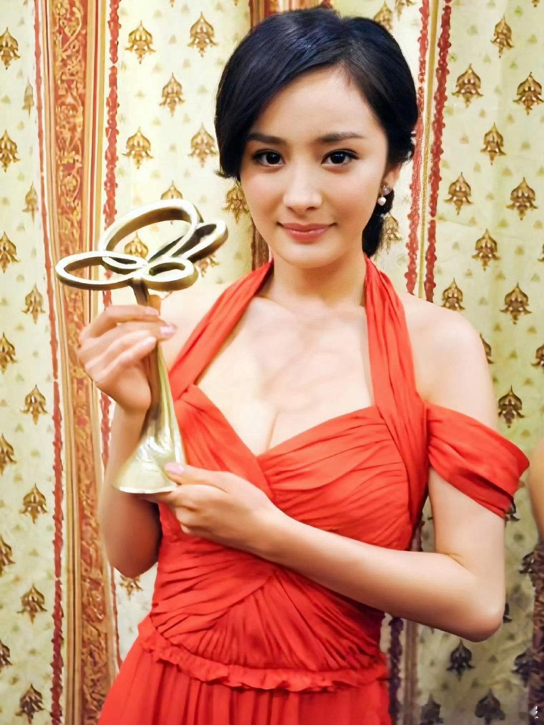 杨幂时隔十四年重回白玉兰杨幂白玉兰红毯回顾被杨幂美得大吸一口凉气这次直接凭年代剧