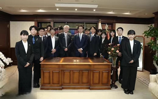 有一说一，这个时候还坚持去日本旅游的，不但中国人看不起他们（她们），日本人也看不