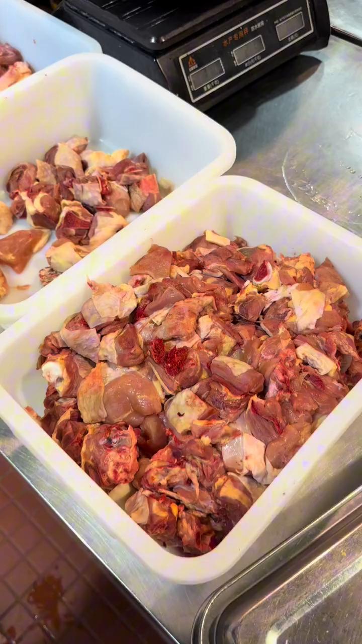 活鸡现杀的，活鸡和麻辣鲜香。简阳的活鸡活杀的，食材新鲜是简阳知名美食的特色。大火