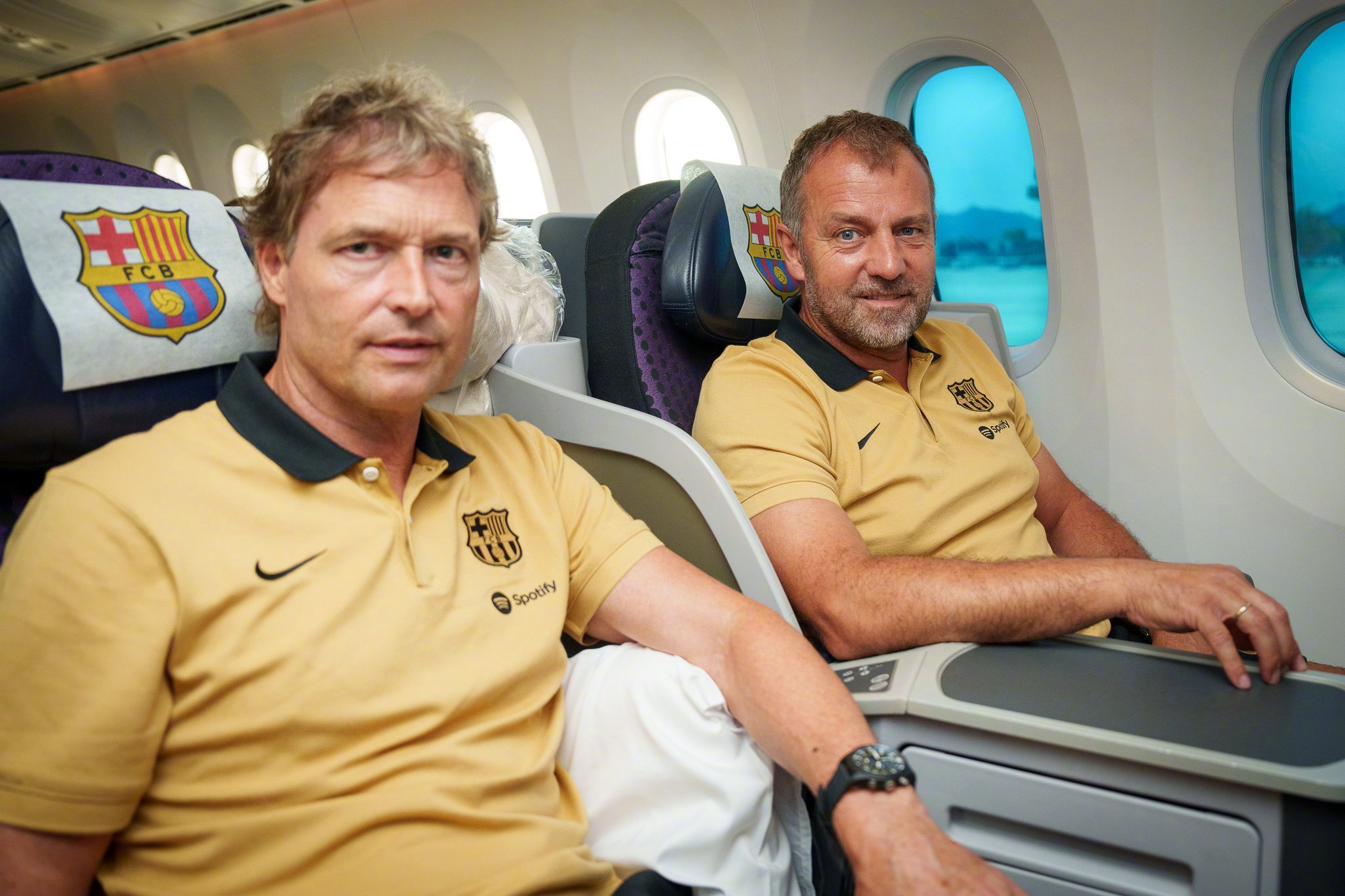 巴萨球员将于当地时间20:39左右抵达波兰多机场，正式开始季前赛行程#巴萨# ​