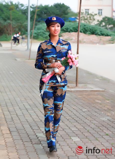 越南海警女军人军官制服
该组照片是越南模特清范