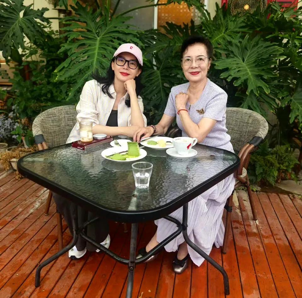 你能想象吗？这位气质不凡，身材苗条的女子已经82岁了。


图片中的女子并非一般