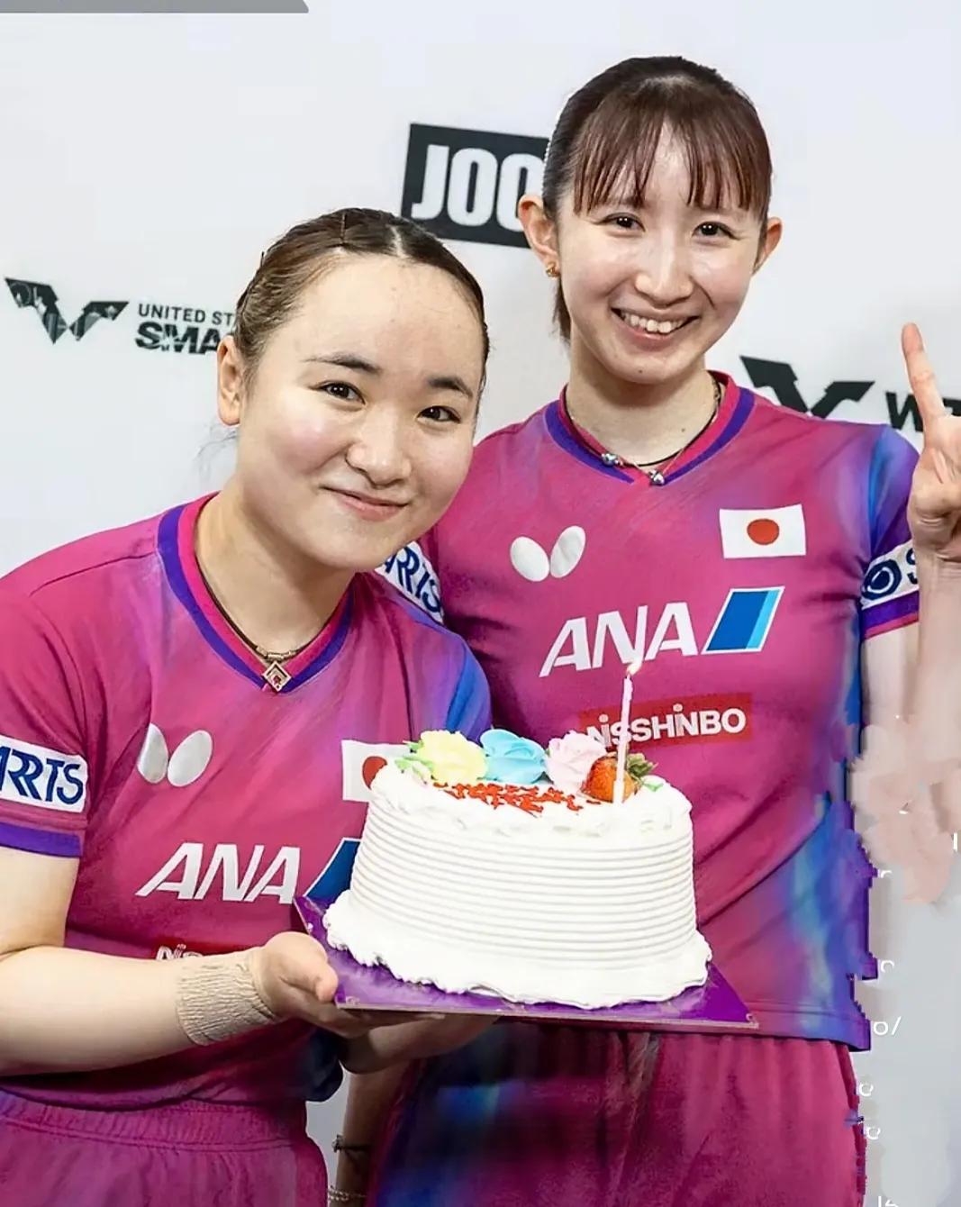 伊藤美诚:
早田生日快乐！许愿吹蜡烛吃蛋糕喽！
早田希娜:
伊藤！你太会制造惊喜