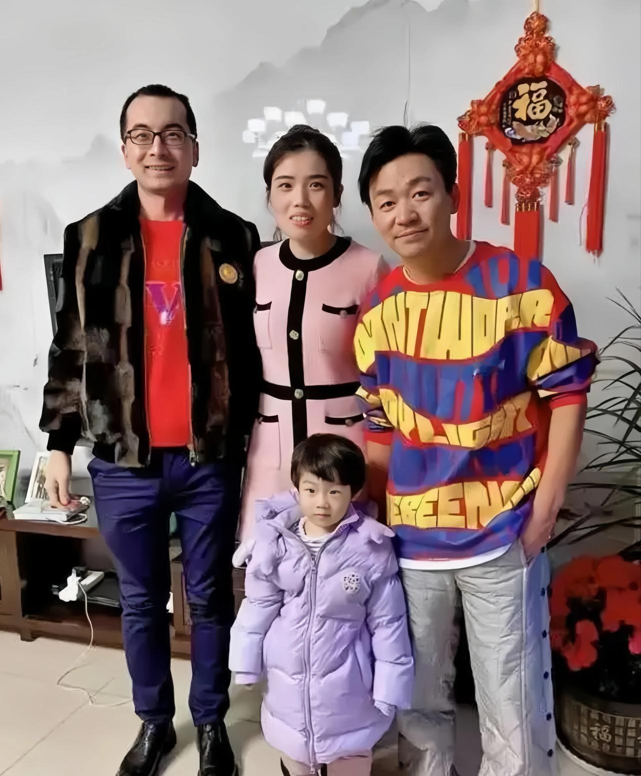 王宝强过年回家，与亲朋好友在一起合影。
王宝强站在最边缘，穿着普通，没有架子，非