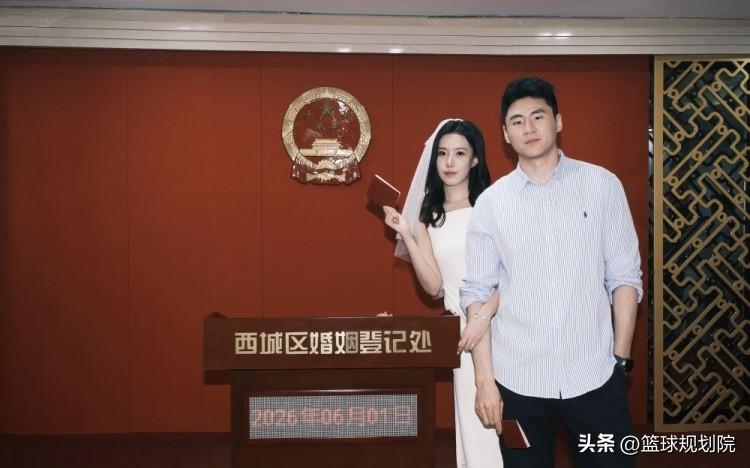 赵柏清和妻子在北京领证，CBA球员的妻子各个都身材有颜值！

前同曦球员赵柏清在