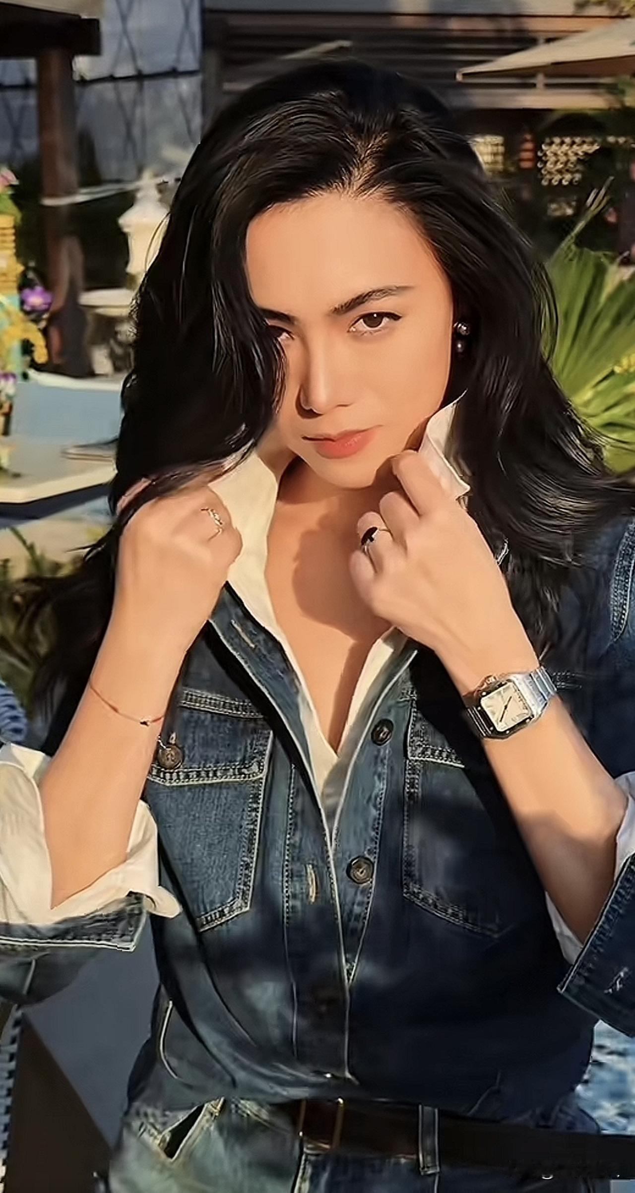 一年看不懂的事，就放在一百年里看。

历史总是那么惊人的相似，田间地头里站着的，