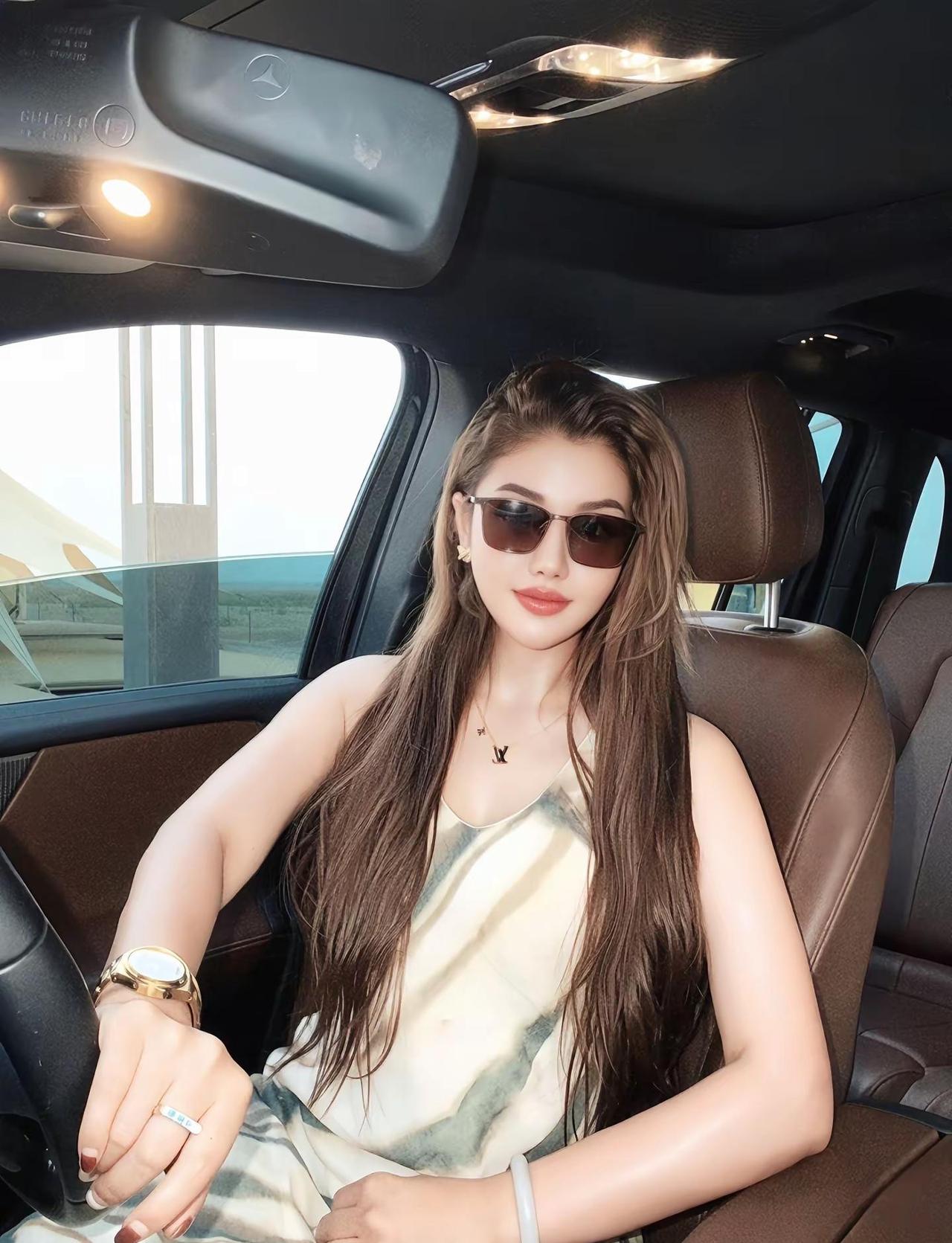 干净的语言、变小的圈子 自律的生活 太让人舒服了时尚穿搭车 奔驰女 时尚车内穿搭