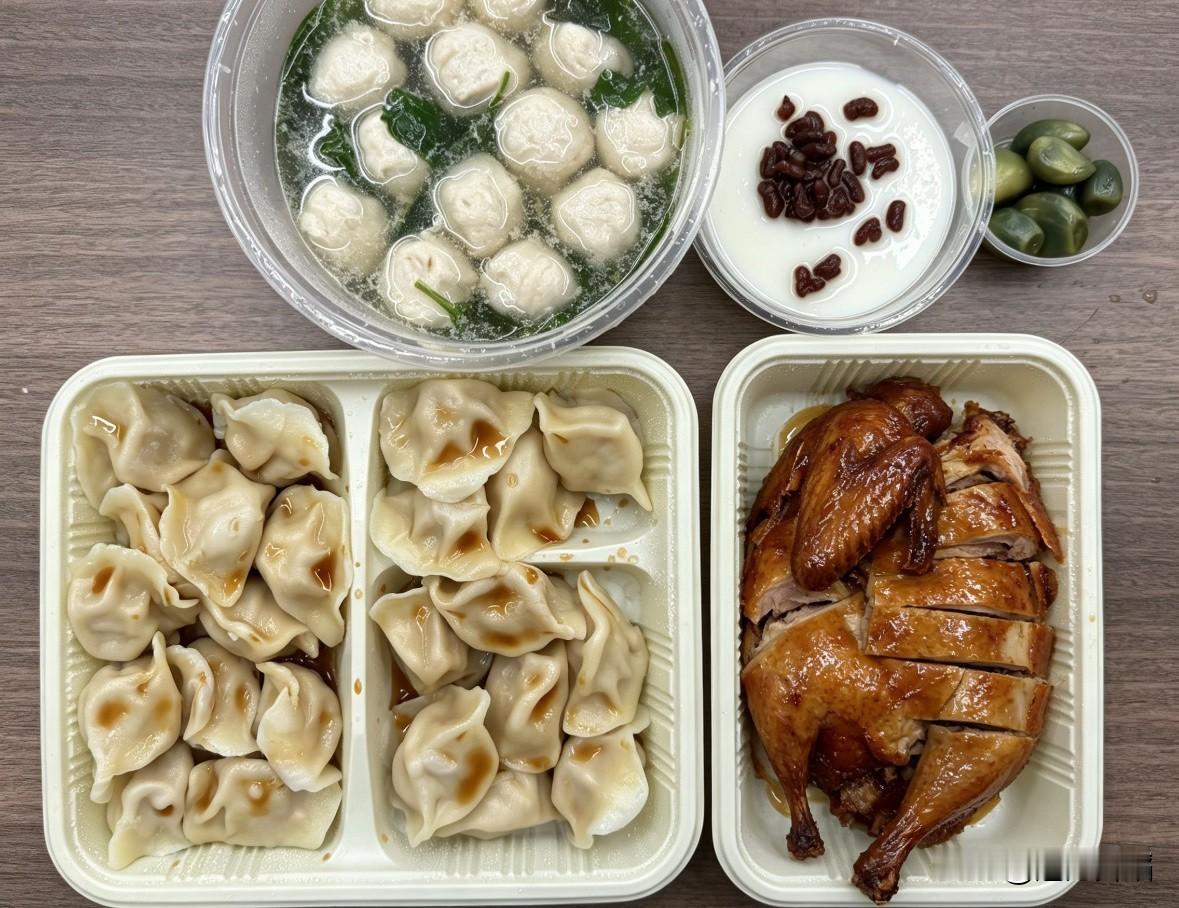 虾滑枸纪汤，双皮奶，腊八蒜，24只玉米猪肉饺子，半边乳鸽+一只烧鹅腿！这就是每天
