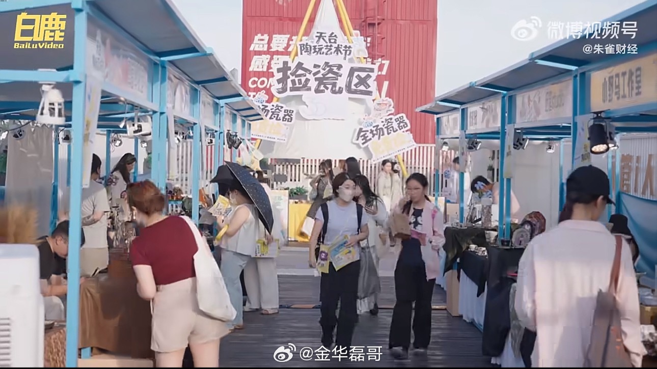 西安人也有自己的景德镇了瓷韵跨越山水而来，景德镇匠心邂逅古城西安。一件件温润陶艺