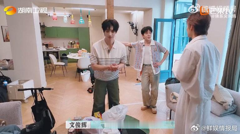 JUN文俊辉[超话]文俊辉 前脚抢货后脚卖货巴黎合伙人名场面巴黎合伙人 看《捕风