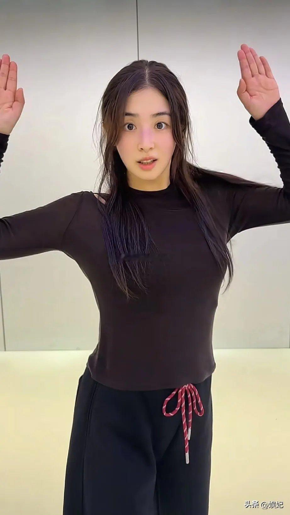 36岁的张含韵跳舞时这身穿搭太可了！黑色打底衫配休闲裤，简约又显高级，不仅衬得她