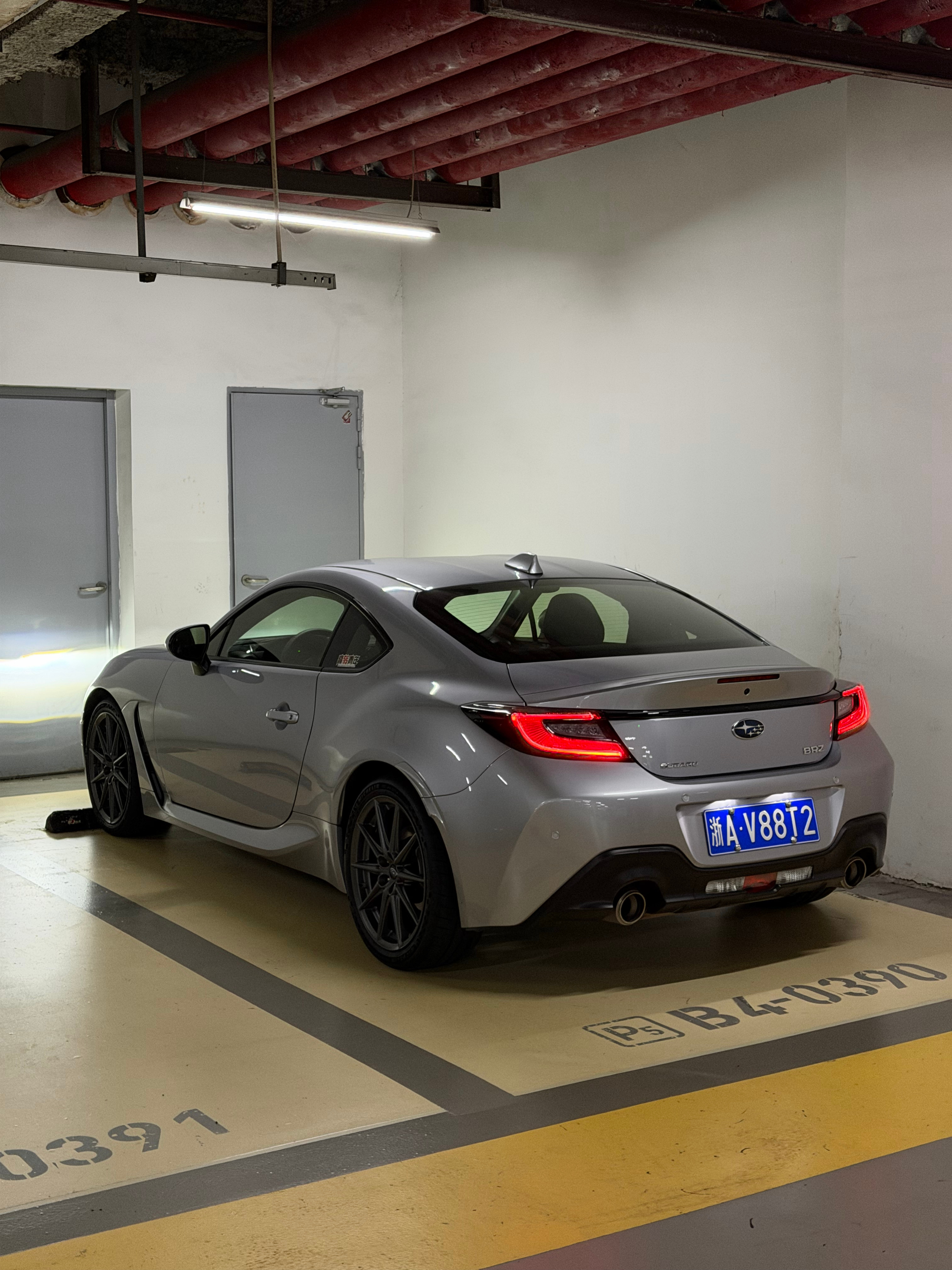 本来打算开BRZ去现场，想让哈蒙德帮我在中控台签个名，但想想可能性不大就没开去。