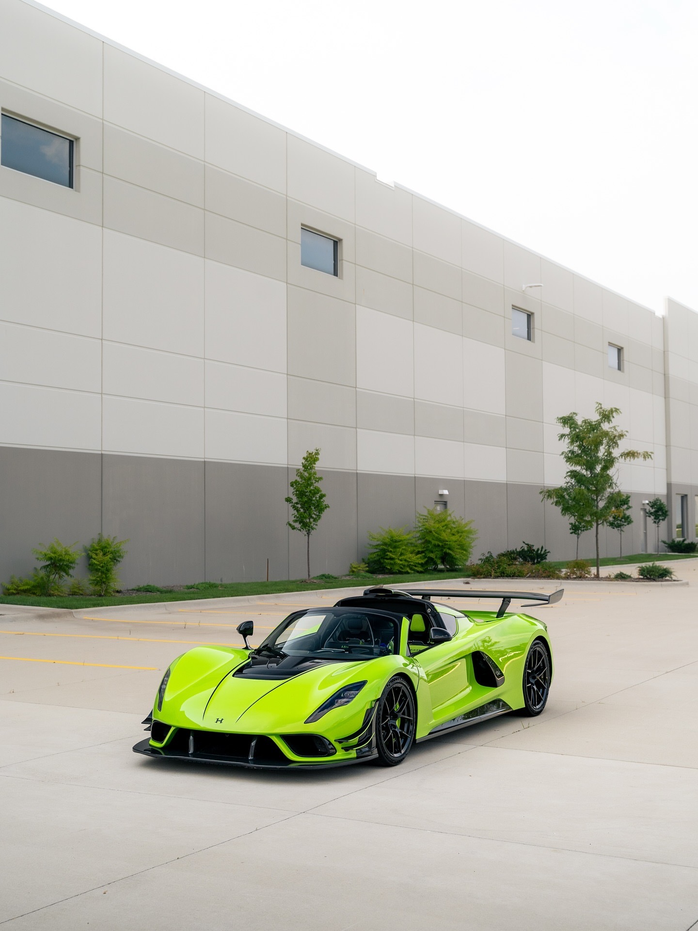 拥有1,817马力以及轻量化空气动力学车身，Venom F5 Revolutio