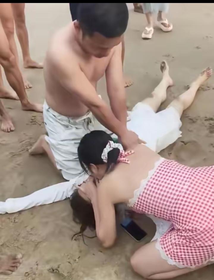 4月26号下午，浙江大学医学院附属第一医院的护士姜智文和妻
子，在海南省万宁市东