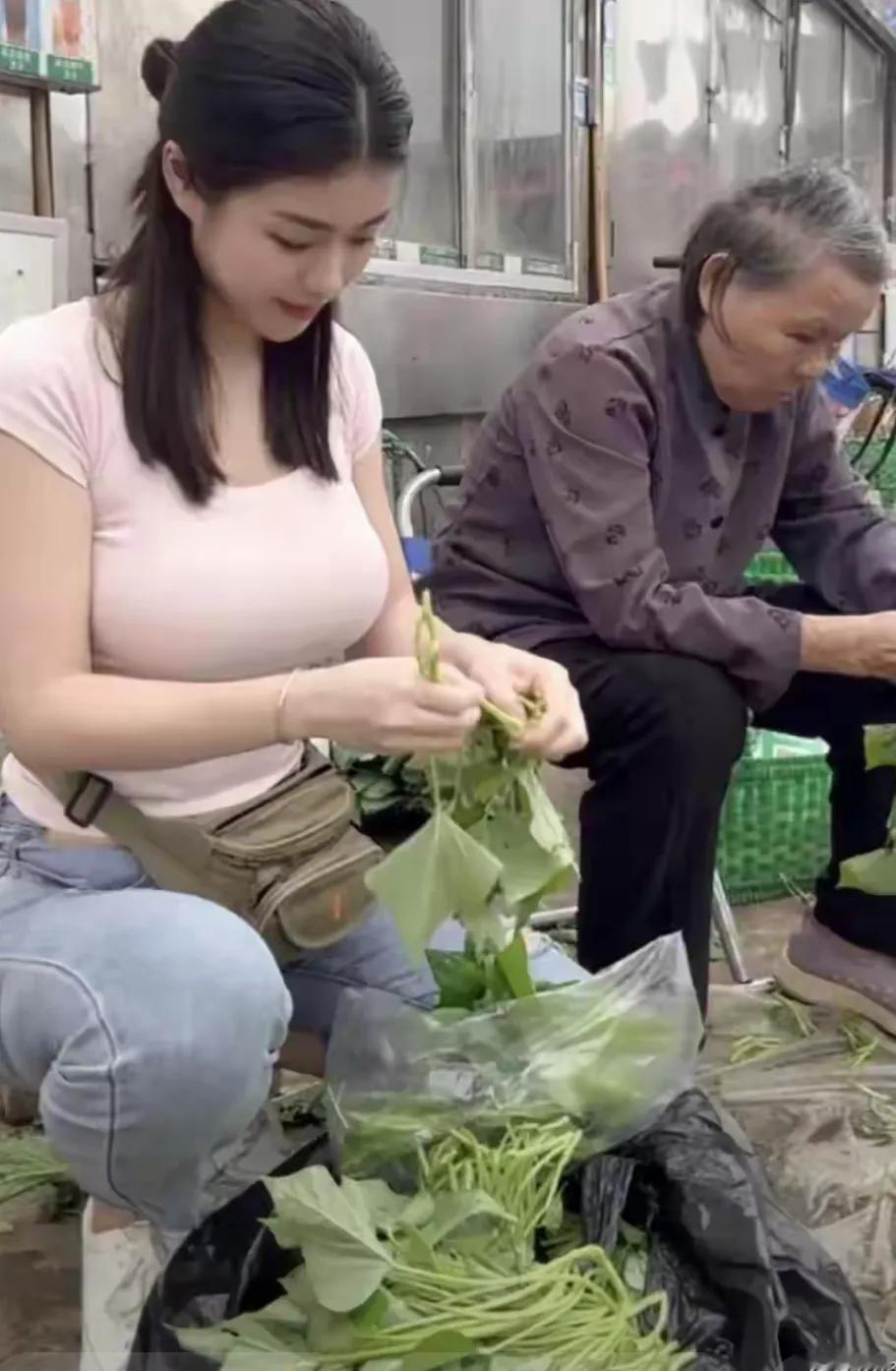 老奶奶说，多吃地瓜叶对身体很好。