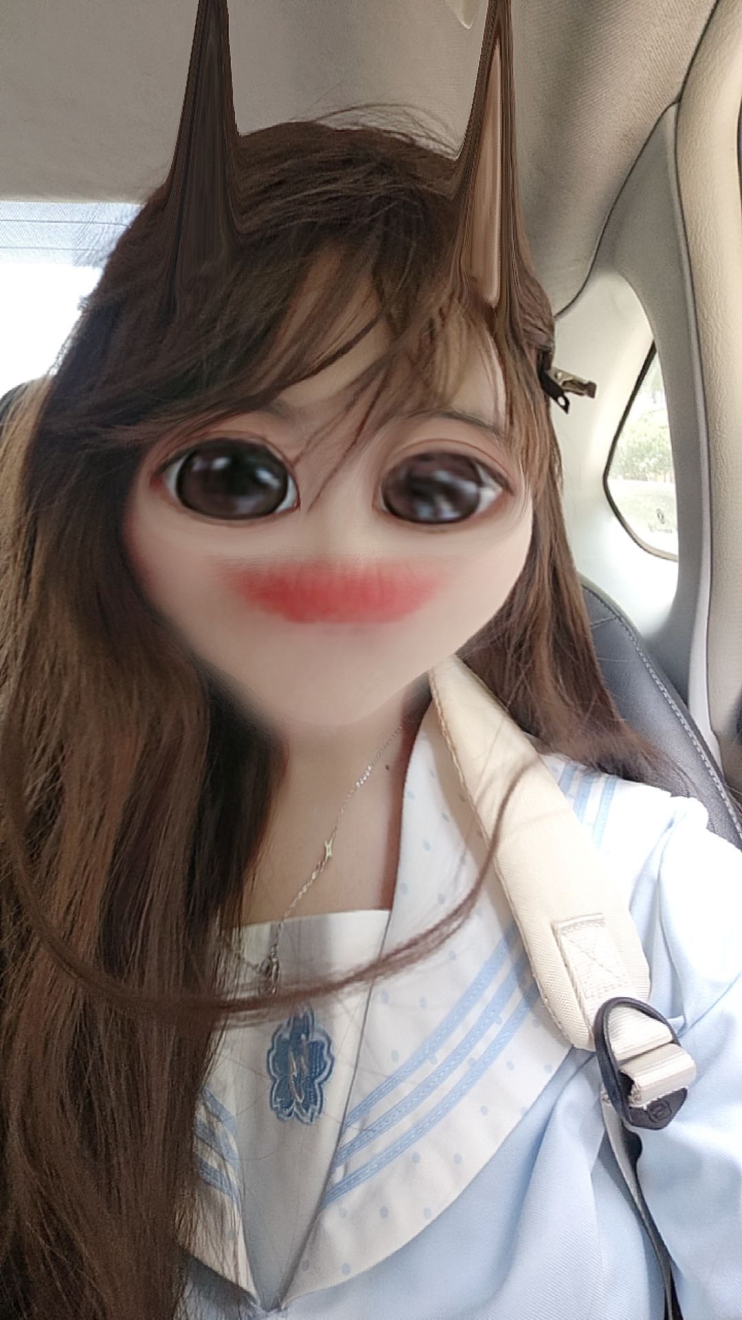 穿了一天的水手服，p图的时候才发现没戴领结。 