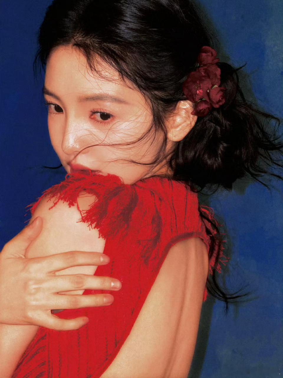 章若楠冬去春来zrn章若楠庄庄“ 窗外的栀子盛开了 骄阳散落的光芒照在栀子的瓣叶