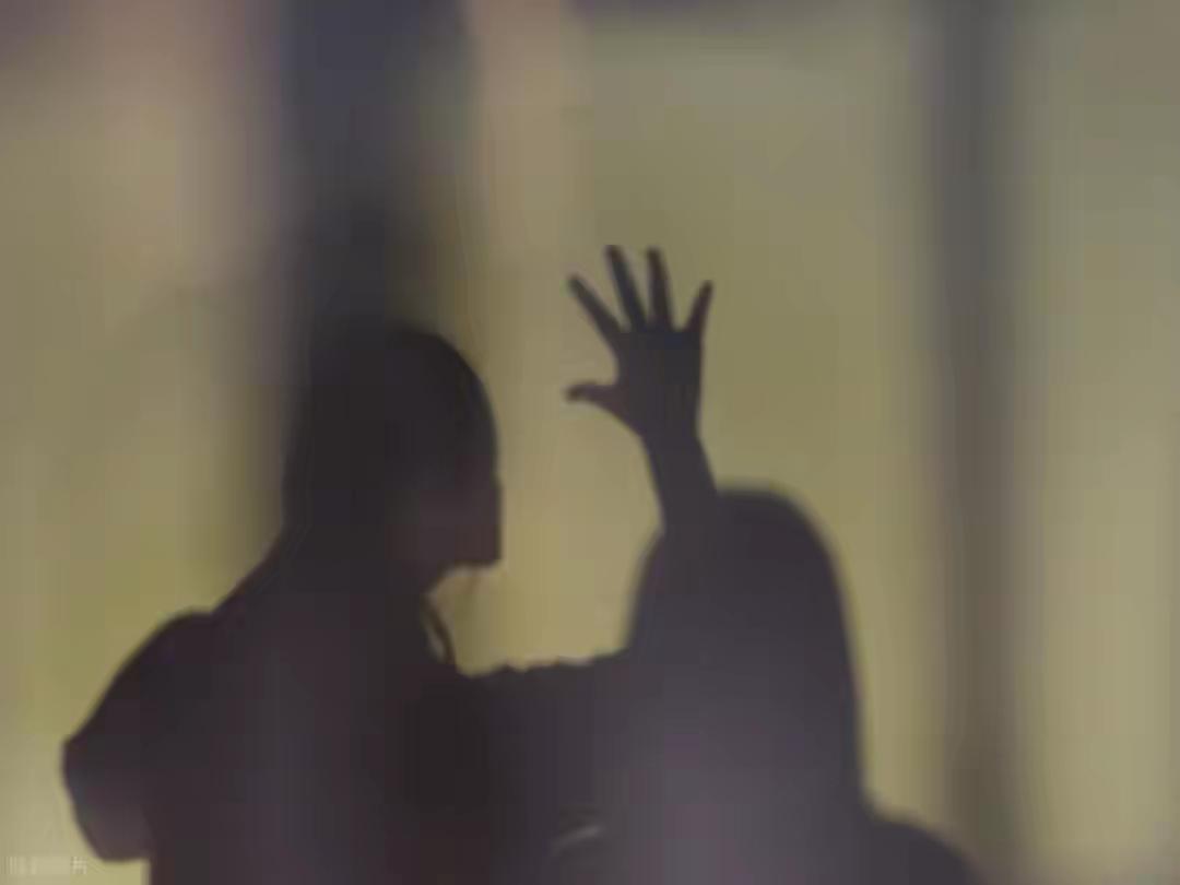 河南血案惊醒全国！留守妻子出轨引爆灭门惨剧，丈夫挥刀砍伤4人判15年，背后千万农