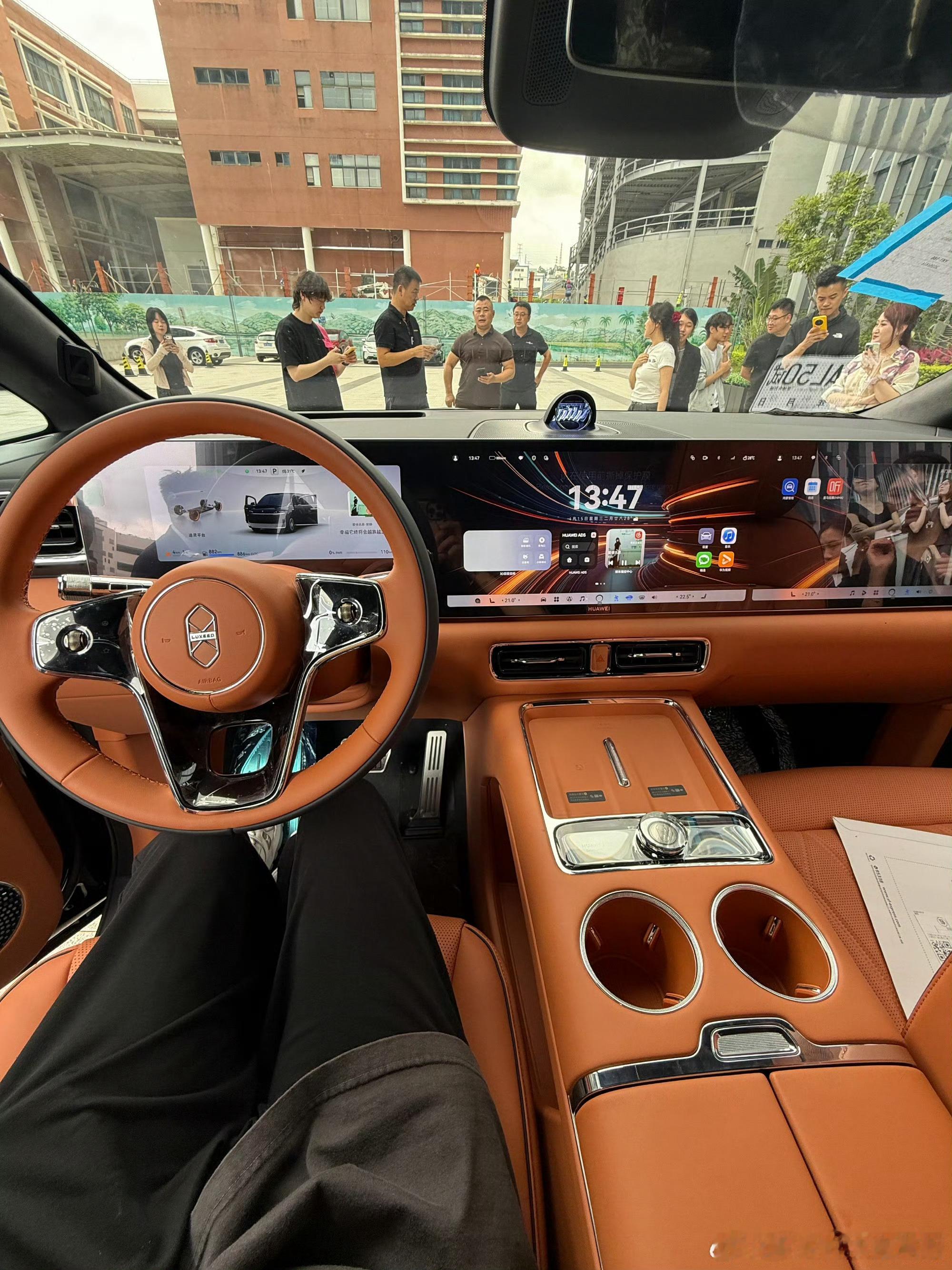 鸿蒙智行新一代三连屏，边框更窄了，副驾娱乐屏更大了！棒！！ 