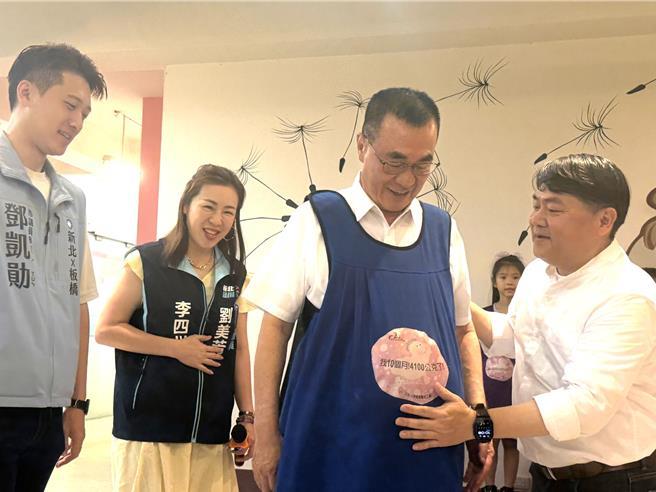 国民党新北市长参选人李四川今（21）日参访板桥玉美人孕妇装观光工厂，并穿上4.1