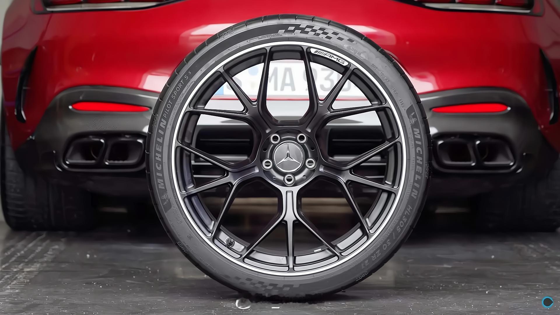 #梅赛德斯-奔驰AMG GT# 来看看米其林花了三年时间为奔驰 AMG GT 开