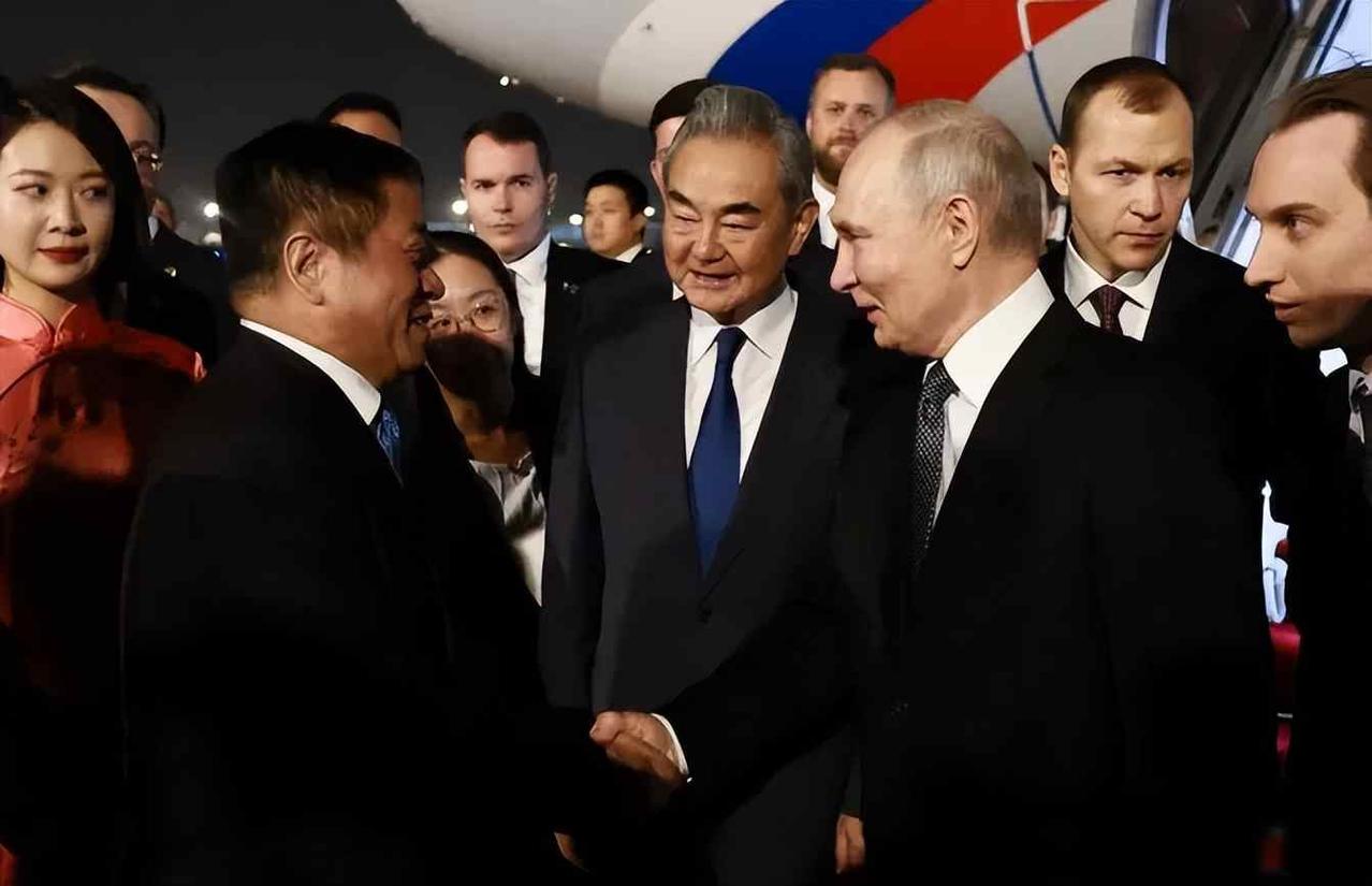 核秩序松动了，俄中联手亮底牌，全球进入无规则核时代

5月19号晚上，普京的专机